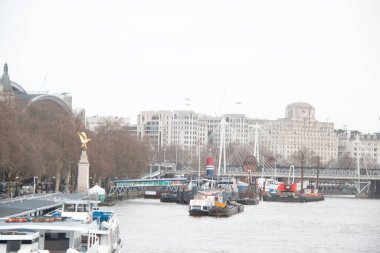 Londra, BİRLİK KINGDOM - 30 ARALIK 2017: Thames nehri boyunca demirlemiş tekneler, arka planda şehir binaları ve köprüler. Yüksek kalite fotoğraf