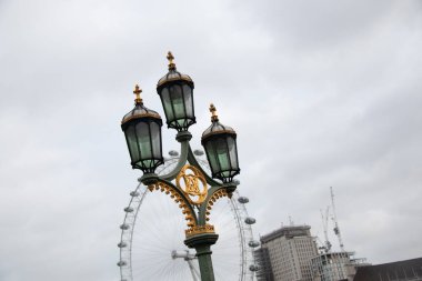 LONDON, BİRLİK KINGDOM - 30 ARALIK 2017: dekoratif Viktorya dönemi sokak lambası ve arka planda ufuk çizgisi. Yüksek kalite fotoğraf