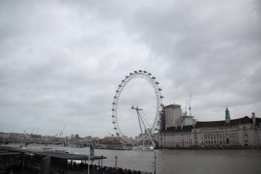30 Aralık 2017 'de Londra Gözü ve Güney Kıyısı' nın Thames Nehri 'nden bulutlu bir gökyüzünün altındaki görüntüsü. Yüksek kalite fotoğraf