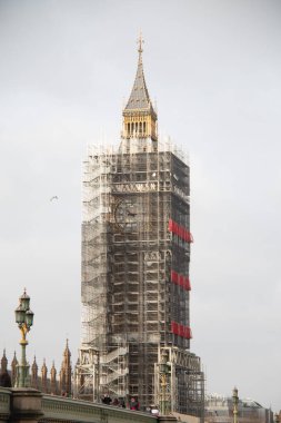 LONDRA, BİRLİK KINGDOM - 30 ARALIK 2017 'DA, bulutlu bir kış günü restorasyon çalışmaları sırasında Big Ben' in iskelesi yenilendi. Yüksek kalite fotoğraf