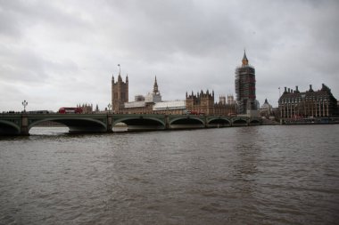30 Aralık 2017 'de Westminster Köprüsü ve Westminster Sarayı yenilenen Elizabeth Tower ile birlikte Thames Nehri' nin karşısında bulutlu bir kış günü görüldü. Yüksek kalite