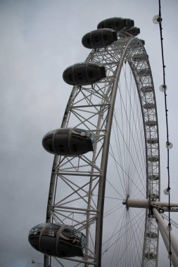 LONDRA, BİRLİK KINGDOM - 30 ARALIK 2017: Bulutlu bir kış gününde Londra Göz Gözlem Çarkı, karamsar bir gökyüzüne karşı yolcu kapsülleri sunar. Yüksek kalite fotoğraf