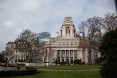 LONDRA, BİRLİK KINGDOM - 30 ARALIK 2017: Bulutlu bir kış günü, Trinity Square Gardens 'taki Londra Otorite Limanı binası. Yüksek kalite fotoğraf