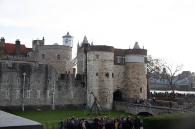 Londra, UNESCO KINGDOM - 30 ARALIK 2017: Turistler tarihi bir kale ve UNESCO Dünya Mirası Alanı olan Londra Kulesi 'nin girişinde bir araya geldiler. Yüksek kalite fotoğraf
