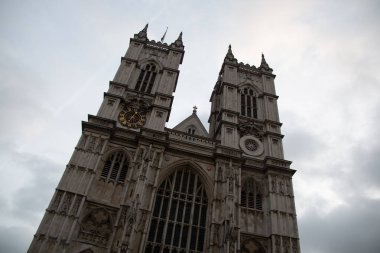30 Aralık 2017 'de bulutlu bir gökyüzünün altındaki Westminster Abbey' e yakın çekim görüntüsü. Yüksek kalite fotoğraf
