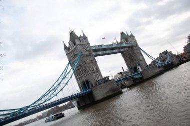 Londra, İngiltere - 30 Aralık 2017: Thames Nehri üzerindeki Tower Bridge bulutlu bir kış günü görünür bulutlar ve nehir trafiğiyle. Yüksek kalite fotoğraf