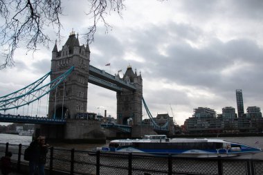 Londra, İngiltere - 30 Aralık 2017: Thames Nehri 'nin güney kıyısından görülen kule köprüsü bulutlu bir kış günü görülebiliyor. Yüksek kalite fotoğraf