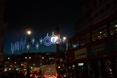 Londra, Londra - 31 Aralık 2017, Oxford Caddesi boyunca akşam trafiği ve tatil ışıkları. Yüksek kalite fotoğraf