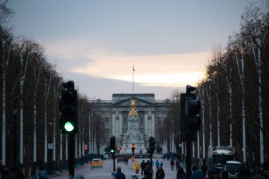 LONDON, BİRLİK KINGDOM - 23 Aralık 2017: Alacakaranlıkta Amirallik Kemeri 'nin AVM' den uzak görüntüsü, öndeki çıplak kış ağaçları ve trafik ışıkları çerçeveli. Yüksek kalite fotoğraf
