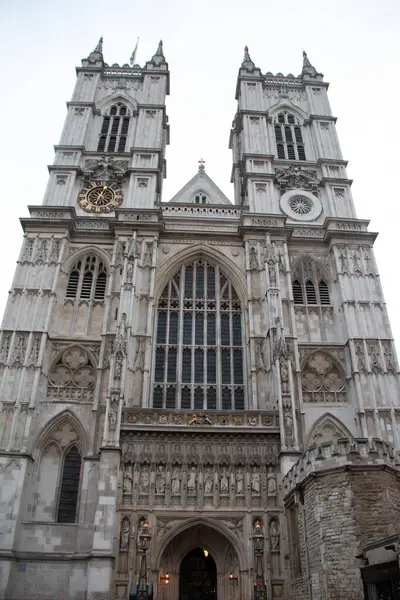 Londra, BİRLİK KINGDOM - 30 ARALIK 2017: Westminster Abbey 'in büyük girişi ve yükselen ikiz kuleleri. Yüksek kalite fotoğraf