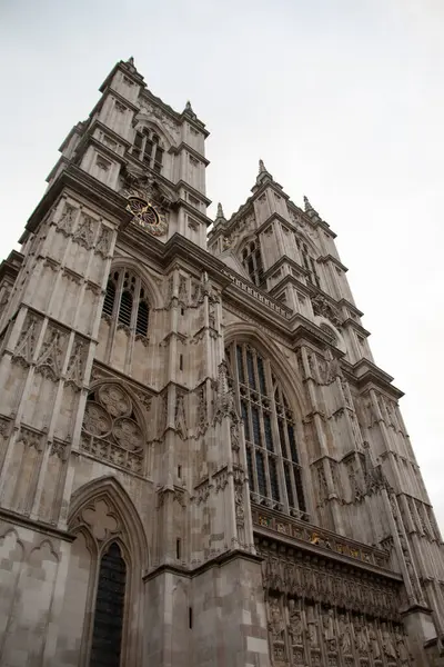 Londra, BİRLİK KINGDOM - 30 ARALIK 2017: Westminster Abbey cephesinin detaylı taş mimarisini gösteren açılı görüntüsü. Yüksek kalite fotoğraf