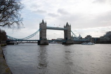 Londra, İngiltere - 30 Aralık 2017: yaya yolu manzaralı Kule Köprüsü. Yüksek kalite fotoğraf
