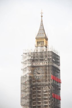 Londra, UNITED KINGDOM - 30 Aralık 2017: Elizabeth Tower, yaygın olarak Big Ben olarak bilinir, Westminster 'daki yenileme çalışmaları sırasında iskelelerle çevrili. Yüksek kalite fotoğraf