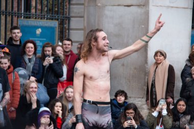 Londra, UNITED KINGDOM - 30 ARALIK 2017: Tatil sezonu boyunca Covent Garden 'da bir kalabalığı eğlendiren sokak sanatçısı. Yüksek kalite fotoğraf