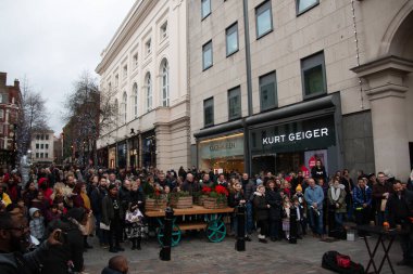 Londra, UNITED KINGDOM - 30 Aralık 2017 'de, Covent Garden' daki yayalara ait bir alışveriş sokağında Kurt Geiger 'ın dışındaki bir sokak gösterisini izlemek için büyük bir kalabalık toplandı.