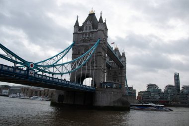 Londra, UNITED KINGDOM - 30 Aralık 2017: Tower Bridge, Thames Nehri üzerinde bulutlu bir kış gökyüzünün altında köprülerin simetrik kulelerini ve donuk süspansiyon elementlerini sergiliyordu. Yüksek