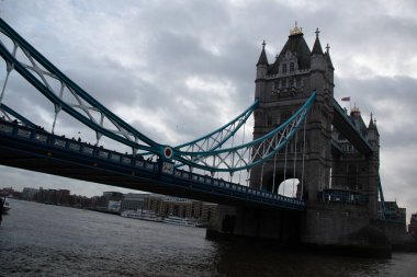 Londra, UNITED KINGDOM - 30 Aralık 2017: Tower Bridge, Thames Nehri üzerinde bulutlu bir kış gökyüzünün altında köprülerin simetrik kulelerini ve donuk süspansiyon elementlerini sergiliyordu. Yüksek