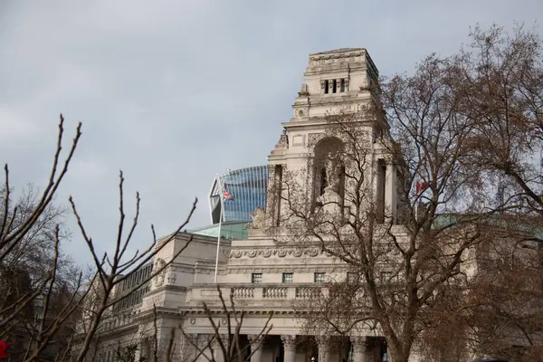 LONDON, BİRLİK KINGDOM - 30 ARALIK 2017 Kışın Londra Otorite liman binası yapraksız ağaçların arasından görülüyor. Yüksek kalite fotoğraf