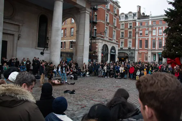 Londra, İngiltere - 30 Aralık 2017 Covent Garden meydanında büyük bir kalabalık toplandı. Yüksek kalite fotoğraf