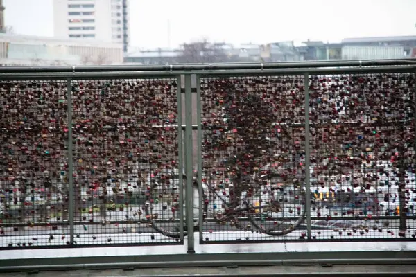 COLOGNE, ALMANY - 29 ARALIK 2017: Yoğun aşk kilitleri Hohenzollern Köprüsü 'nün çitlerini örterek, Ren boyunca uzanan kış kentinin bir zeminine karşı romantik bağlılığı sembolize eder