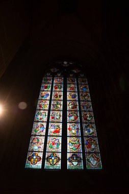 Sahneler, aydınlatılmış cam, kilisenin içi, ortaçağ tasarımı, renkli cam, uzun pencere, dini tasvirler, ruhsal ışık, kutsal mekan, dini sanat, tarihi kilise, gotik tasarım, sanatsal tasarım.