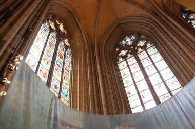 COLOGNE, GERMANY - 29 ARALIK 2017 Köln Katedrali 'nin içi yükselen Gotik kemerler ve yüksek vitraylı pencereler engin, kubbeli kaplamanın içindeki renkli ışığı yansıtıyor.