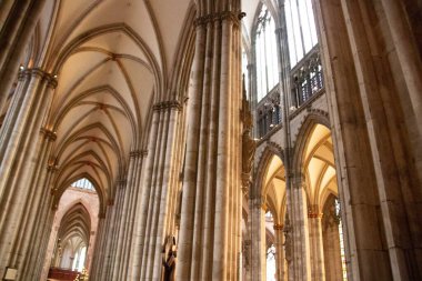COLOGNE, ALMANY - 29 Aralık 2017: Yüksek gotik kemerleri, tırtıklı mahzenleri ve aydınlatılmış taş kolonları olan Köln Katedrali. Yüksek kalite fotoğraf