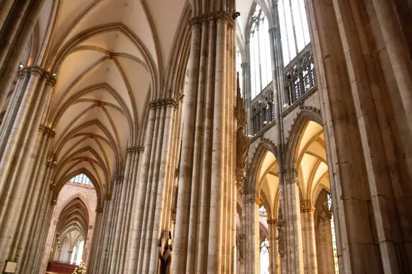 COLOGNE, ALMANY - 29 Aralık 2017: Yüksek gotik kemerleri, tırtıklı mahzenleri ve aydınlatılmış taş kolonları olan Köln Katedrali. Yüksek kalite fotoğraf