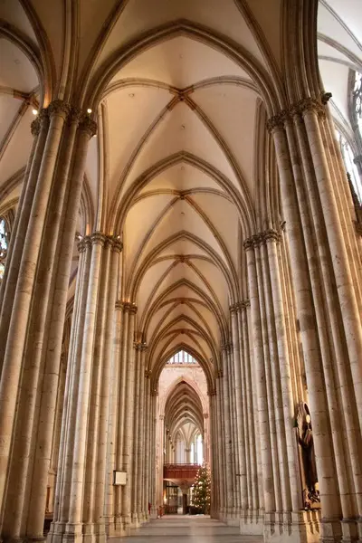 COLOGNE, GERMANY - 29 Aralık 2017: Köln Katedrali 'nin iç görünüşü yüksek kemerler, tırtıklı mahzenler ve simetrik gotik sütunlar. Yüksek kalite fotoğraf