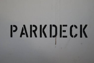 Wasserburg am Inn 'deki Kellerstrasse Otoparkı' nda beyaz beton duvara püskürtülmüş Alman Parkdeck spreyi. Yüksek kalite fotoğraf