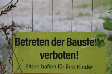 WASSERBURG, ALMANY - 19 Mayıs 2025: Innbruecke köprüsü yakınlarındaki bir inşaat alanında Betreten der Baustelle verboten yazan uyarı levhası. Yüksek kalite fotoğraf