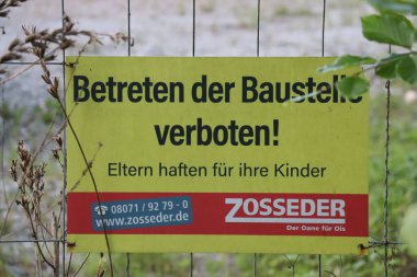 WASSERBURG, ALMANY - 19 Mayıs 2025: Innbruecke köprüsü yakınlarındaki bir inşaat alanında Betreten der Baustelle verboten yazan uyarı levhası. Yüksek kalite fotoğraf
