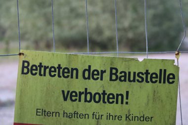 WASSERBURG, ALMANY - 19 Mayıs 2025: Innbruecke köprüsü yakınlarındaki bir inşaat alanında Betreten der Baustelle verboten yazan uyarı levhası. Yüksek kalite fotoğraf