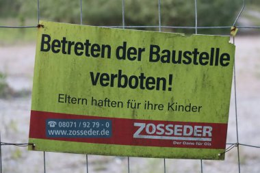 WASSERBURG, ALMANY - 19 Mayıs 2025: Innbruecke köprüsü yakınlarındaki bir inşaat alanında Betreten der Baustelle verboten yazan uyarı levhası. Yüksek kalite fotoğraf