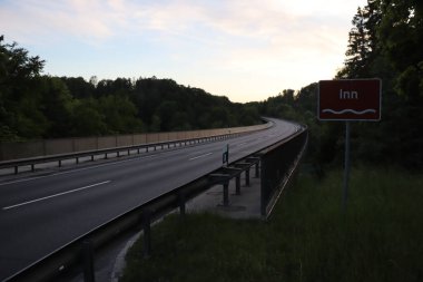 WASSERBURG AM Hanı, GERMANY - 19 Mayıs 2025: Wasserburg am Inn yakınlarında Innbruecke karayolu köprüsü manzarası, görünür trafik levhası ile Inn Nehri Inn. Yüksek kalite fotoğraf