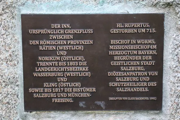 WASSERBURG AM Hanı, GERMANY - 19 Mayıs 2025: Innbruecke yakınlarındaki Saint Rupertus heykelinin üzerinde tarihi plaketin yakın çekimi, Inn Rivers rolünü Roma eyalet sınırı ve Saint Rupertus