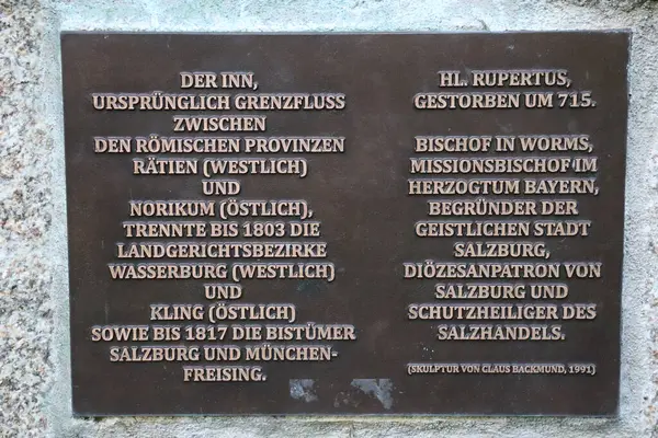 WASSERBURG AM Hanı, GERMANY - 19 Mayıs 2025: Innbruecke yakınlarındaki Saint Rupertus heykelinin üzerinde tarihi plaketin yakın çekimi, Inn Rivers rolünü Roma eyalet sınırı ve Saint Rupertus