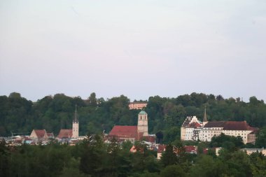 WASSERBURG AM Hanı, GERMANY - 19 Mayıs 2025 Wasserburg am Inn 'in tarihi Altstadt siluetinin akşam manzarası kilise kuleleri ve geleneksel Bavyera mimarisi ile Innbruecke' de görüldü.