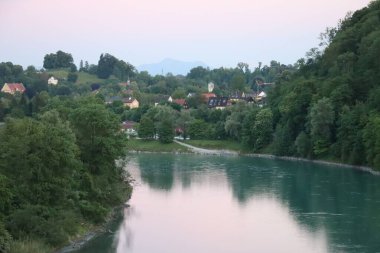 WASSERBURG AM Hanı, GERMANY - 19 Mayıs 2025 Wasserburg am Inn 'in tarihi Altstadt siluetinin akşam manzarası kilise kuleleri ve geleneksel Bavyera mimarisi ile Innbruecke' de görüldü.