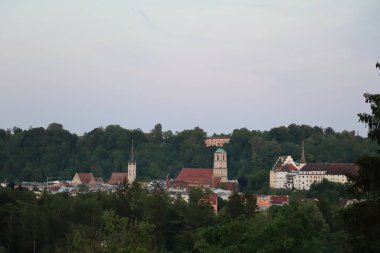 WASSERBURG AM Hanı, GERMANY - 19 Mayıs 2025 Wasserburg am Inn 'in tarihi Altstadt siluetinin akşam manzarası kilise kuleleri ve geleneksel Bavyera mimarisi ile Innbruecke' de görüldü.