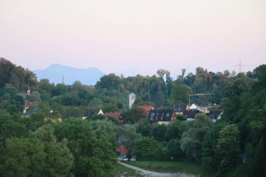 WASSERBURG AM Hanı, GERMANY - 19 Mayıs 2025 Wasserburg am Inn 'in tarihi Altstadt siluetinin akşam manzarası kilise kuleleri ve geleneksel Bavyera mimarisi ile Innbruecke' de görüldü.