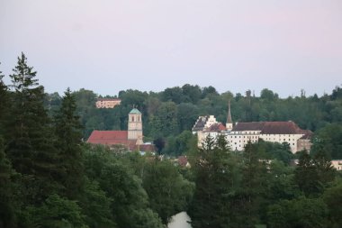 WASSERBURG AM Hanı, GERMANY - 19 Mayıs 2025 Wasserburg am Inn 'in tarihi Altstadt siluetinin akşam manzarası kilise kuleleri ve geleneksel Bavyera mimarisi ile Innbruecke' de görüldü.