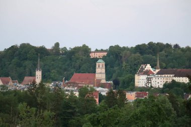 WASSERBURG AM Hanı, GERMANY - 19 Mayıs 2025 Wasserburg am Inn 'in tarihi Altstadt siluetinin akşam manzarası kilise kuleleri ve geleneksel Bavyera mimarisi ile Innbruecke' de görüldü.