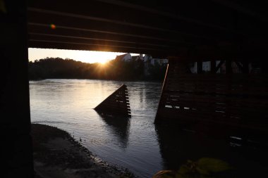 WASSERBURG AM Hanı, ALMANY - 30 Mayıs 2025: Inn Nehri 'nin gün batımı manzarası ve Wasserburg am Inn Nehri' ndeki Innbruecke Köprüsü 'nün altı