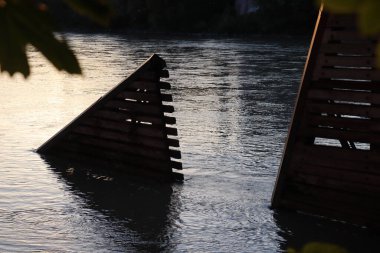 WASSERBURG AM Hanı, ALMANY - 30 Mayıs 2025: Wasserburg am Inn 'deki Innbruecke köprüsünün altında, Innbruecke nehrindeki ahşap buzkıran yapılarının yakın görüntüsü. Yüksek kalite fotoğraf