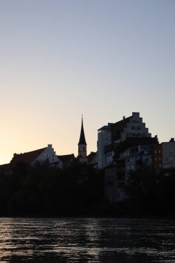 Wasserburg Altstadt 'ın Innbruecke ChatGPT' den çekilen bu fotoğrafında demiştin ki: WASSERBURG AM INN, GERMANY - 19 Mayıs 2025: Wasserburg am Inn 'in tarihi Altstadt siluetinin akşam manzarası