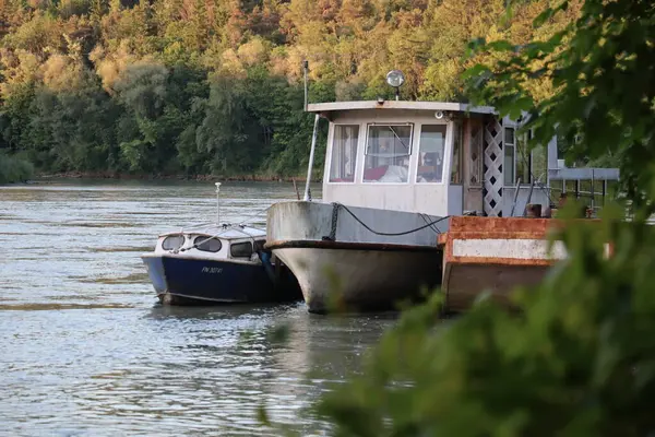 WASSERBURG AM Hanı, ALMANY - 30 Mayıs 2025 Innbruecke köprüsü yakınlarındaki Innbruecke Nehri 'nin güney kıyısında demirli nehir gezileri için demirli tekne. Yüksek kalite fotoğraf