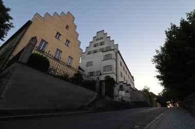WASSERBURG AM Hanı, ALMANY - 30 Mayıs 2025: Burg Wasserburg 'un tarihi basamakları ve çevresindeki yerleşim binaları ile akşam sokak manzarası. Yüksek kalite fotoğraf