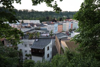 WASSERBURG AM Hanı, ALMANY - 30 Mayıs 2025: günbatımında şehrin çatılarına bakan An der Burg caddesinden görüntü. Yüksek kalite fotoğraf