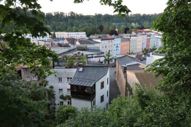 WASSERBURG AM Hanı, ALMANY - 30 Mayıs 2025: günbatımında şehrin çatılarına bakan An der Burg caddesinden görüntü. Yüksek kalite fotoğraf